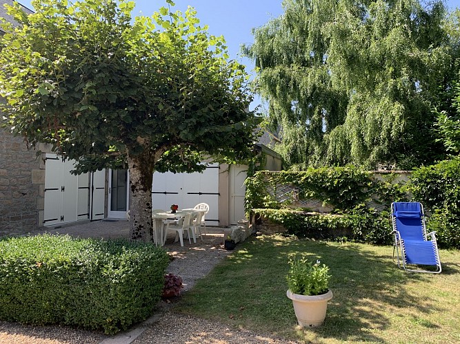 Entrée indépendante du logement en rez-de-jardin à l'arrière de la maison