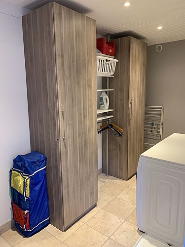 20. Pièce annexe avec rangement, réfrigérateur-congélateur supplémentaire et buanderie 1