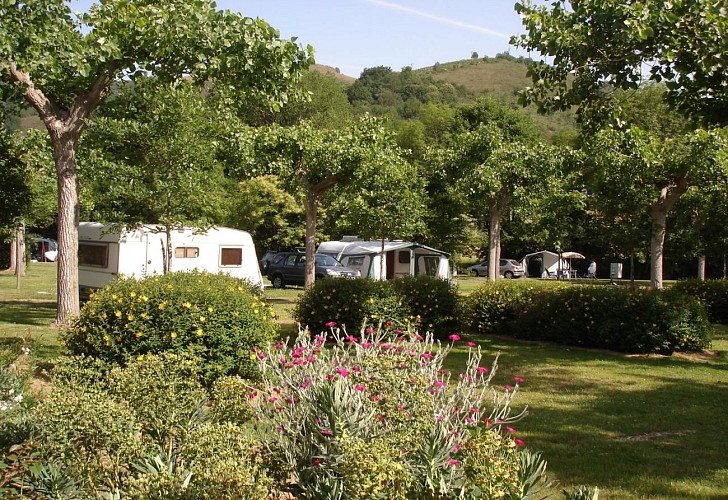 Camping-Narbaitz-caravanes-emplacements-verdure-ascarat