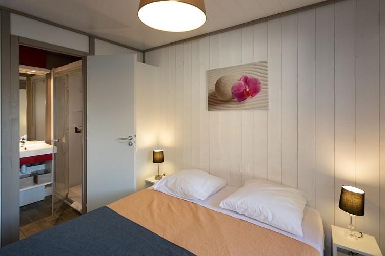 Camping-larlapean-chalet-chambre-double-st-martin-d-arrossa