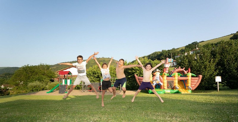 Camping-larlapean-espace-vert-jardin--st-martin-d-arrossa