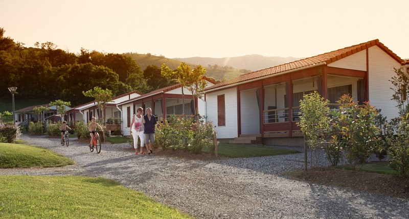 Camping-larlapean-chalet-en-soiree-st-martin-d-arrossa