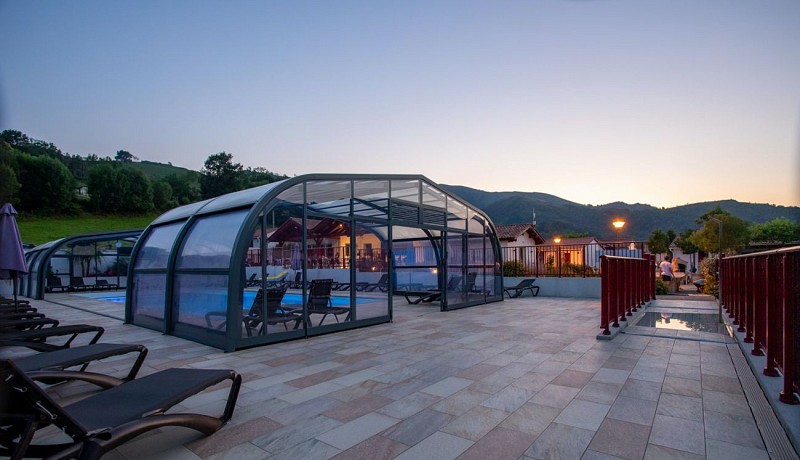 Camping-larlapean-piscine-couverte-st-martin-d-arrossa