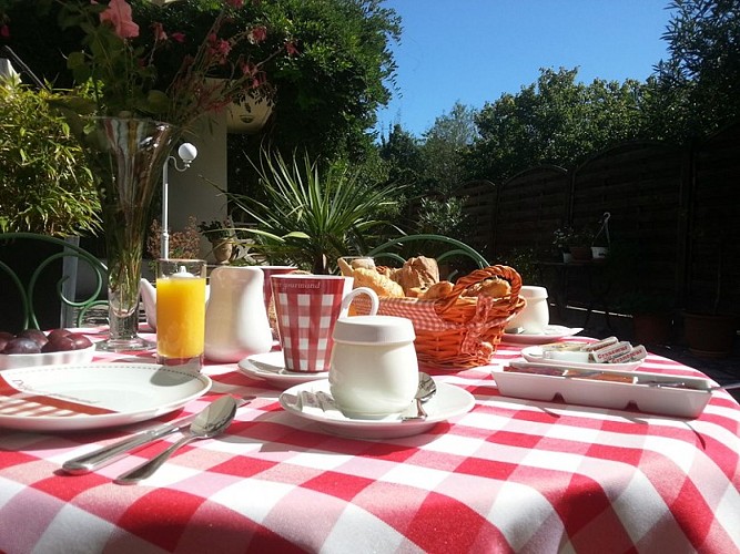 HOTLarésidence_VSL_petit déjeuner