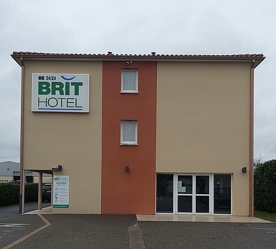 Facade BritHotel Villeneuve3 S