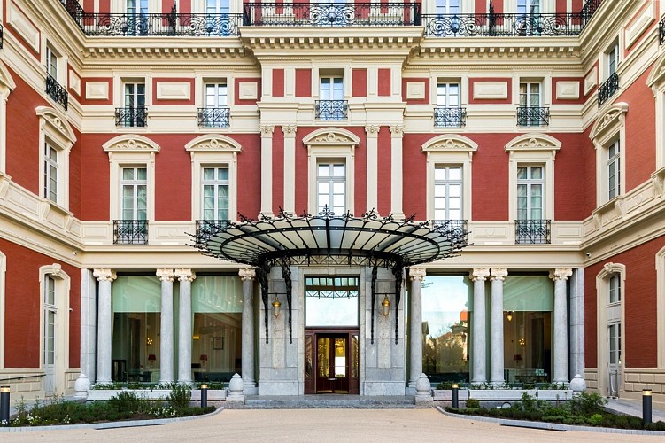 facade hotel du palais
