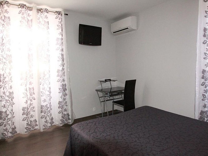 Hôtel Mendy - espace bureau avec télévision - Saint Jean le Vieux