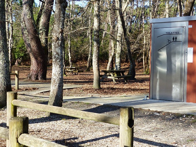 Saint Brice .toilettes et tables de pique-nique der