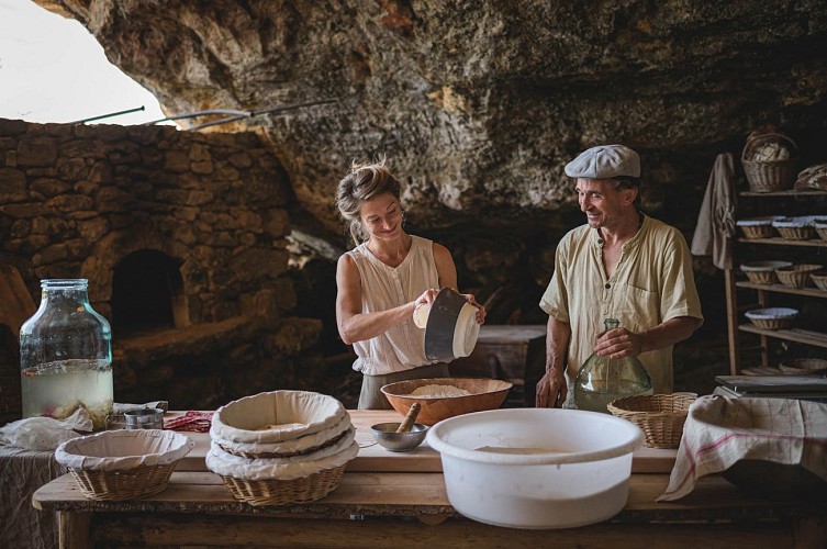Preparation du pain au four banal