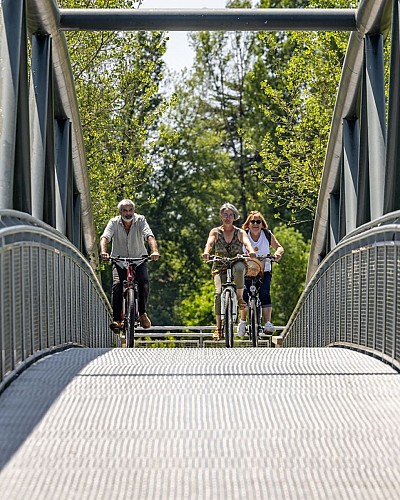 Moulin du Duellas-passerelle-velos-face-vallee-isle-perigord