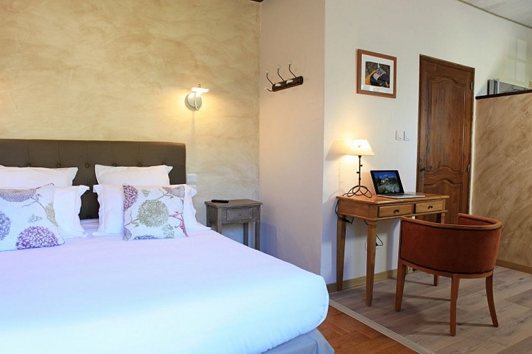 Chambre-1-au-pre-des-souces-Noel-Pelegrin