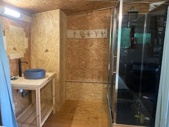 CHO_Les Eyzies_Lou esquirol_Salle d'eau©Nolwen Rouffie