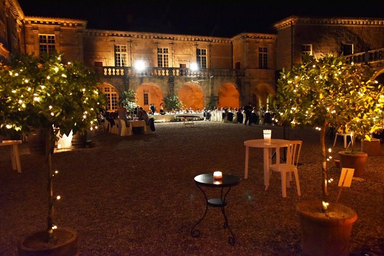 Diner cour d'honneur château de Poudenas
