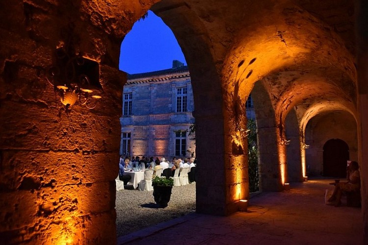 Chateau-de-Poudenas-arcades-gde-cour-mariage-soir-2