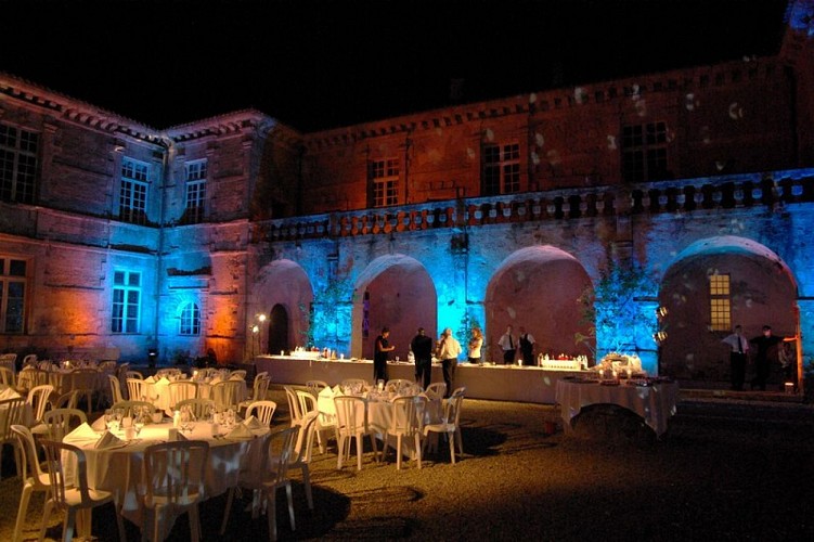 Chateau-de-Poudenas-cour-soiree-nuit
