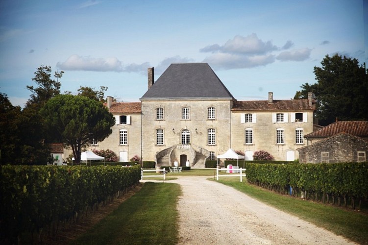 Chateau des Arras_Saintgervais_CH_entrée propriété_800x600