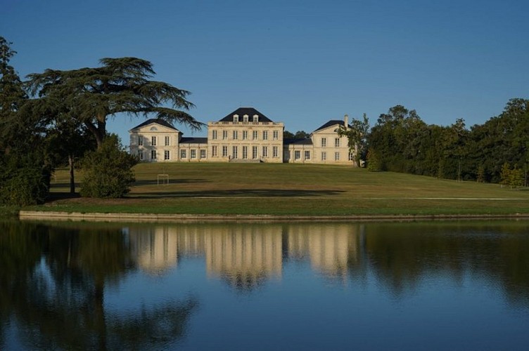 Château Phélan Ségur derrière l'étang