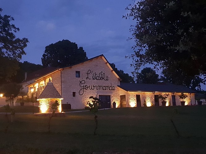 facade-de-nuit-retouchee