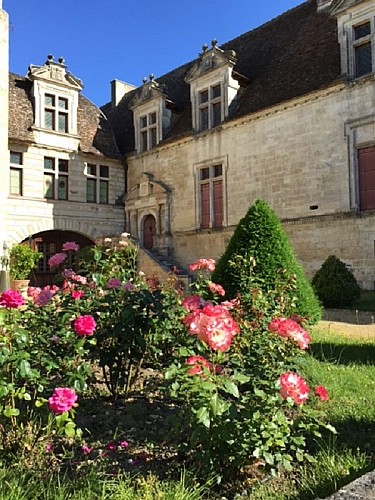 lauzun-chateau-facade et fleurs 2