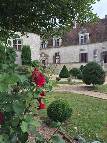 lauzun-chateau-facade et fleurs 1