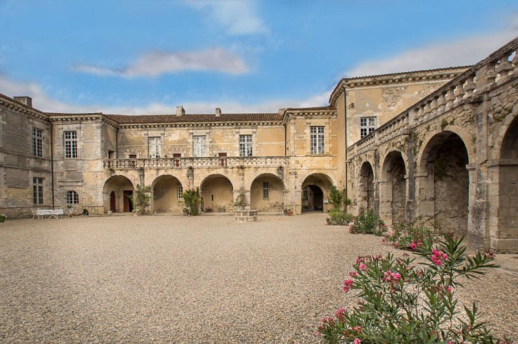 Chateau-de-Poudenas-Cour-Interieure-1