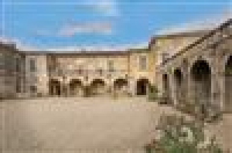 Chateau-de-Poudenas-Cour-Interieure-1