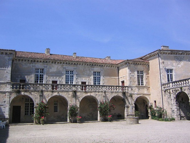 Chateau-de-Poudenas-Cour-Interieure-2
