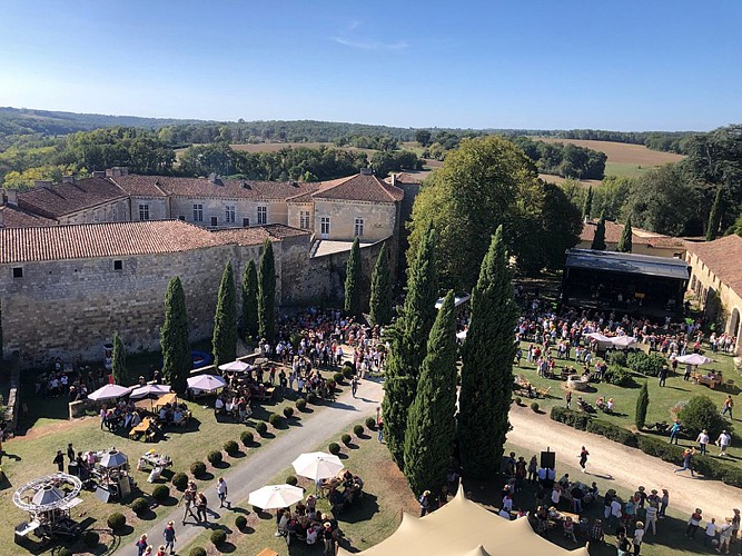 6 - L'esplanade nord © 2023 Château de Poudenas