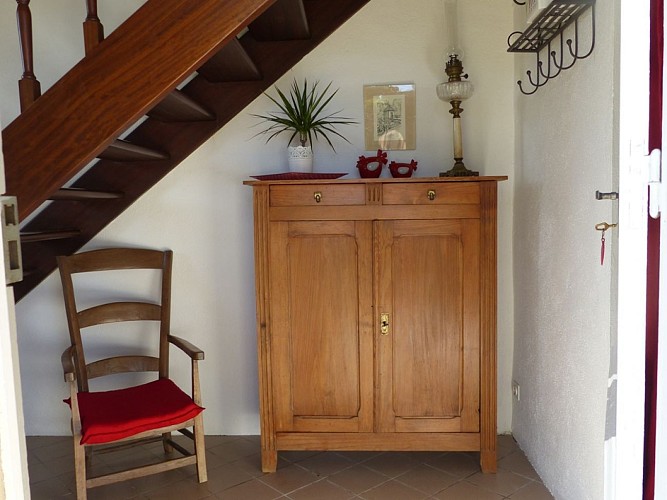 l'entrée en bas de l'escalier