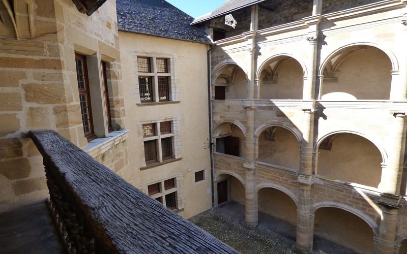 Cour-Maison-carree-ok