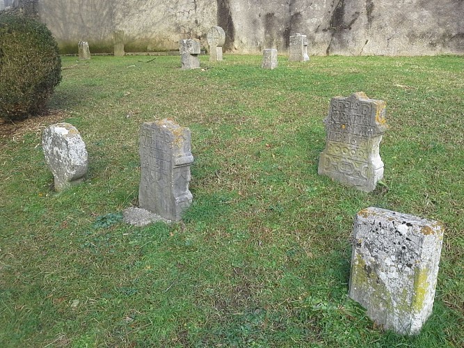 Eglise - Stéles