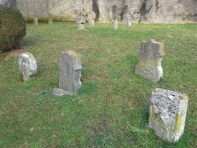 Eglise - Stéles