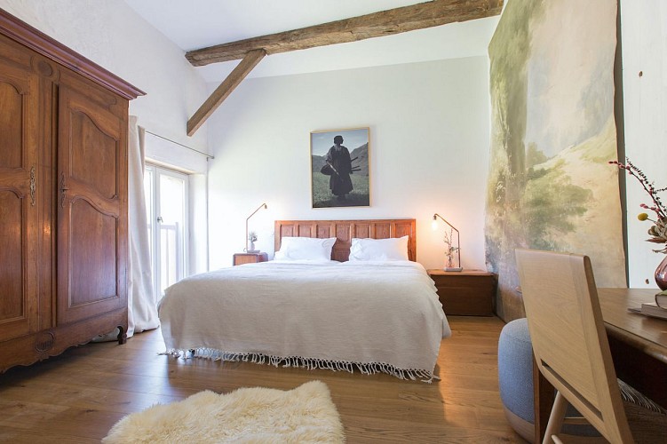 chambre lit double armoire bois maison joangi