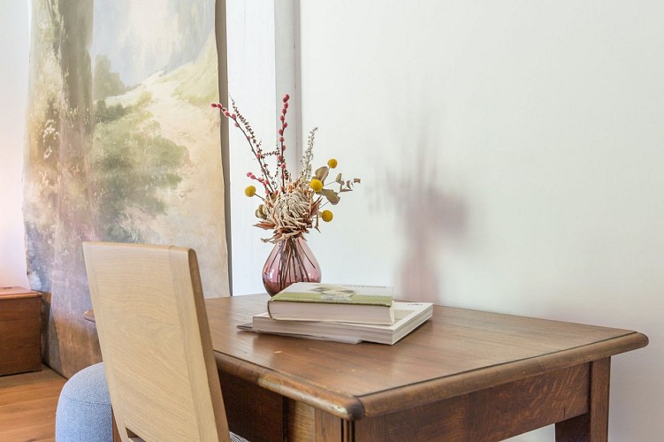 bureau chambre lit double armoire bois maison joangi