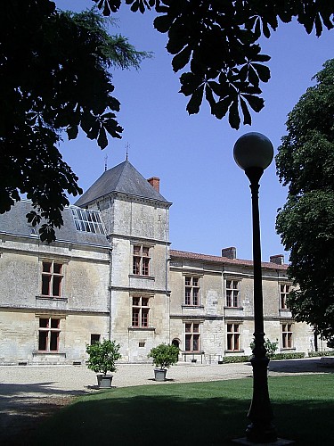 Parc-du-chateau---vue-chateau-renaissance-Isabelle-Joachim-mairie-Coulonges-sur-l-Autize