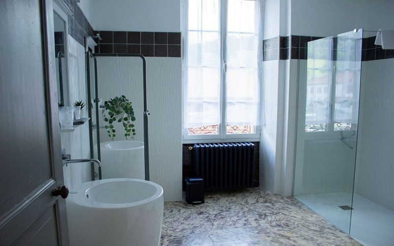 Graciateguy-chbre blanche-sdbain-Baigorri