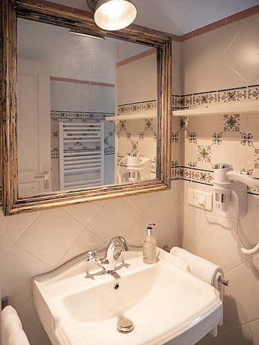 chambre-goxua-salle-de-bain-1-scaled