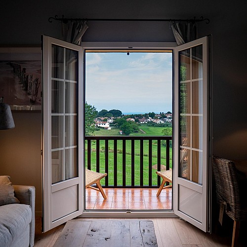 Le-nid-de-lhirondelle-1-scaled