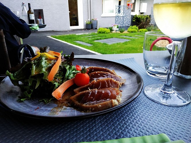 Morlaàs restaurant amandier gastronomie thon rouge snacké citron vert gingembre sauce soja aout 2021 crédit tourisme nord bearn madiran (3)