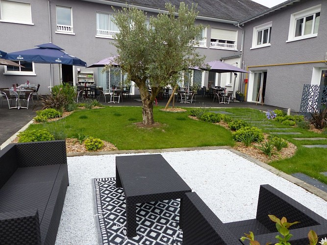 Morlaàs hotel restaurant l'amandier Logis de France terrasse du restaurant aout 2021 crédit tourisme nord bearn madiran (2)