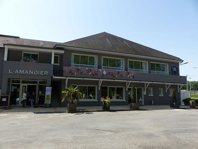 Morlaàs hotel restaurant l'Amandier Logis de France Façade