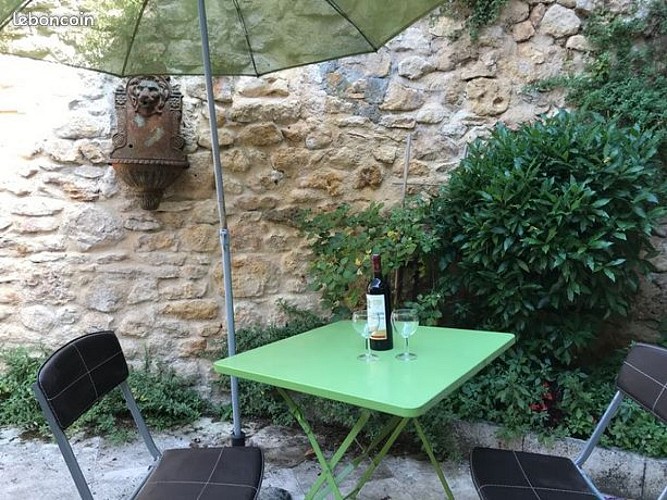 Le Petit Gite_Table terrace