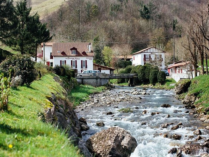 Hotel restaurant Les Sources de la Nive - facade vue du pont - Estérençuby