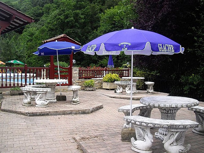 Hotel restaurant Les Sources de la Nive - terrasse avec piscine - Estérençuby