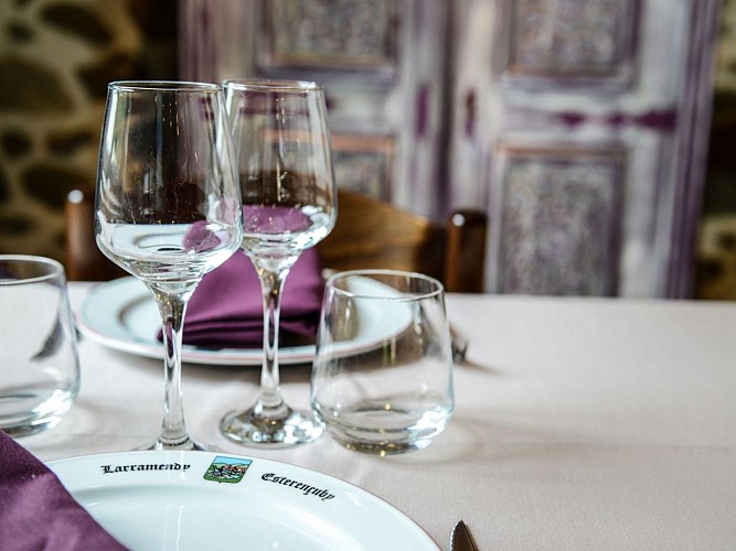 Hotel restaurant Andreinia - table dressée - Estérençuby