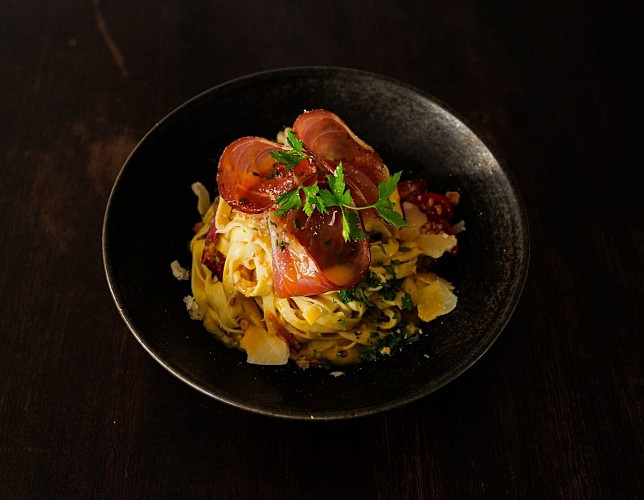 tagliatelle speck y parmigiano