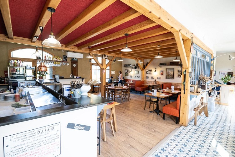 LA TRANSHUMANCE - Salle de restaurant (P-Meyer-AE-Medias-Parc-national-des-Pyrenees-62)