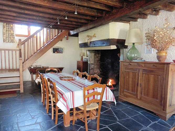Le moulin Eygun à Lhers - salle à manger avec cheminée ouverte