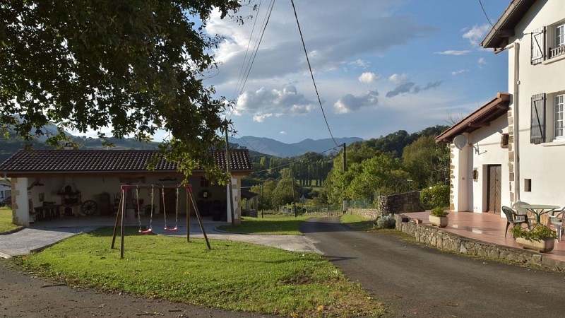 cour-balancoire-appartement-maison-etcharrenia-2