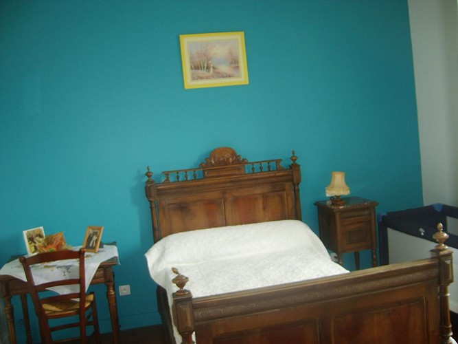 chambre-lit-double-mur-bleu-maison-oxoby